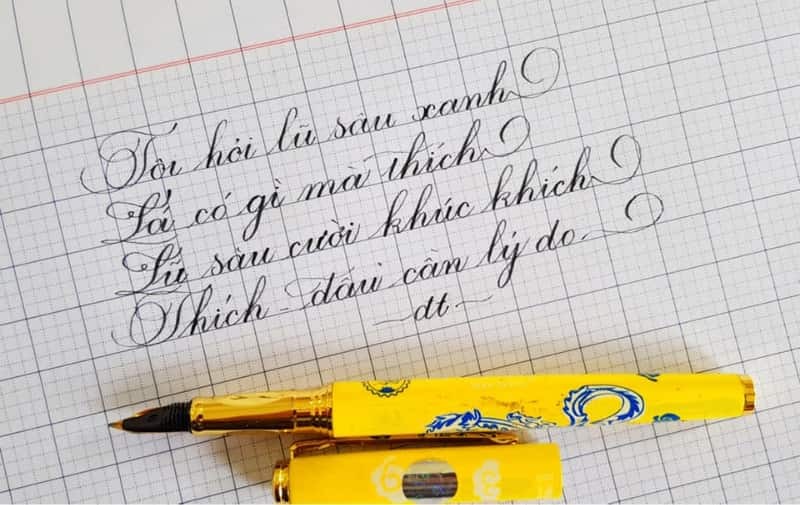 Cầm bút đúng cách là một trong những phương pháp để rèn luyện viết chữ đẹp. (Ảnh: Sưu tầm Internet)