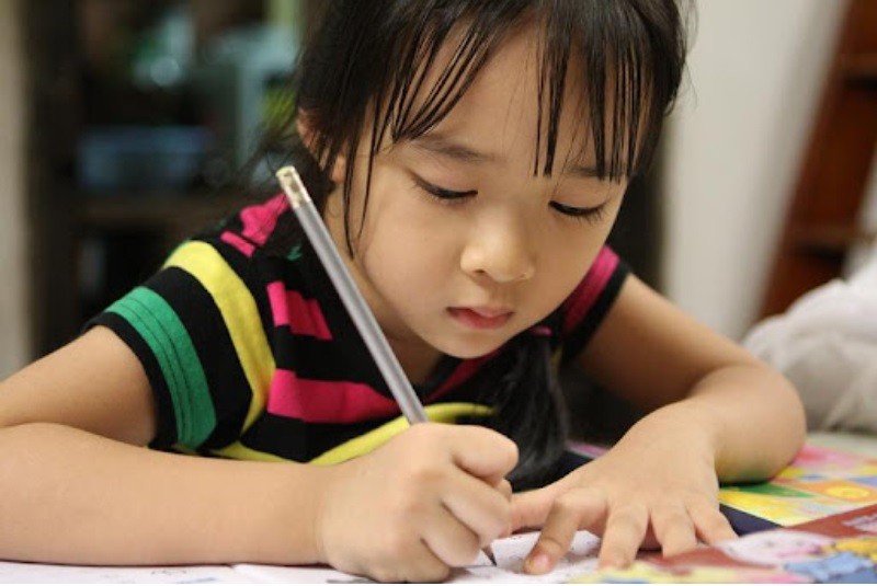 Cầm bút đúng chuẩn sẽ giúp bé tự tin viết chữ đẹp hơn rất nhiều. (Ảnh: Sưu tầm Internet)